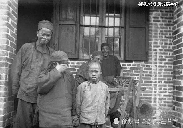 故事传记|清末老照片，一家六口在废墟中吃饭，最后一张是官员养尊处优的真实写照，
