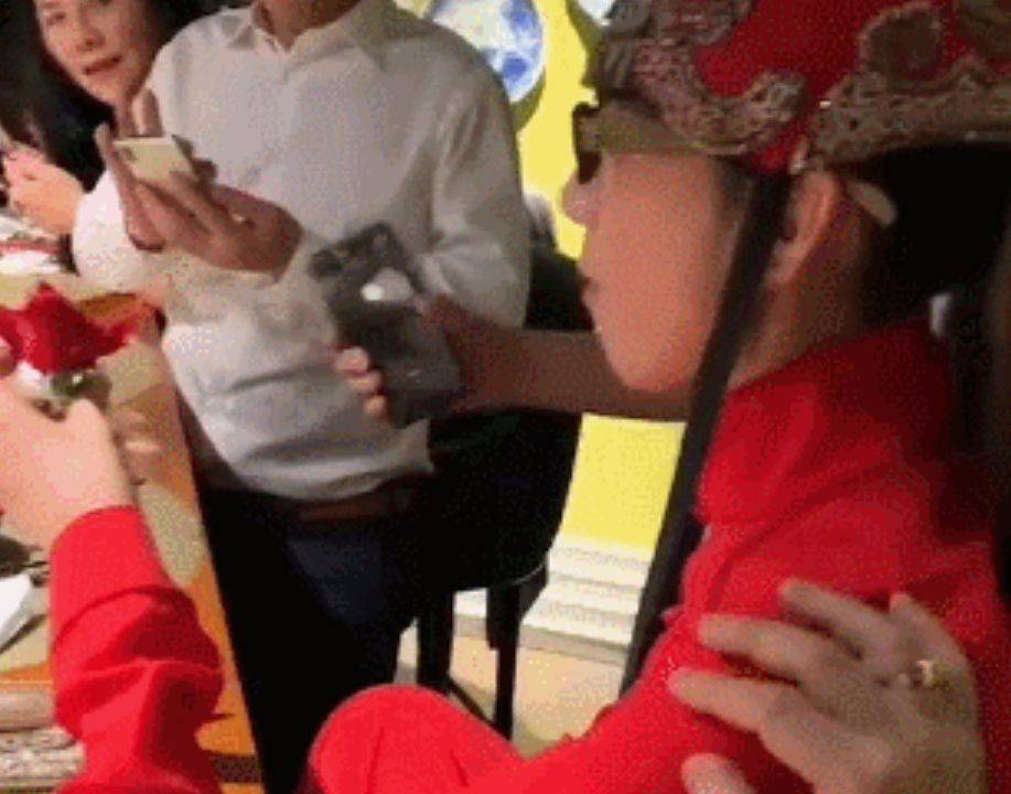玫瑰|杨丽萍不吃米饭不生娃，居然生吃玫瑰？网友：当自己孔雀啊？