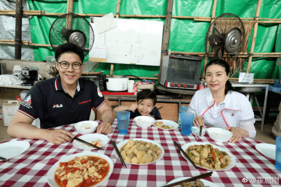 豪门|原创郭晶晶调侃不照顾霍启刚，但却深夜送夜宵，豪门少有的亲密夫妻