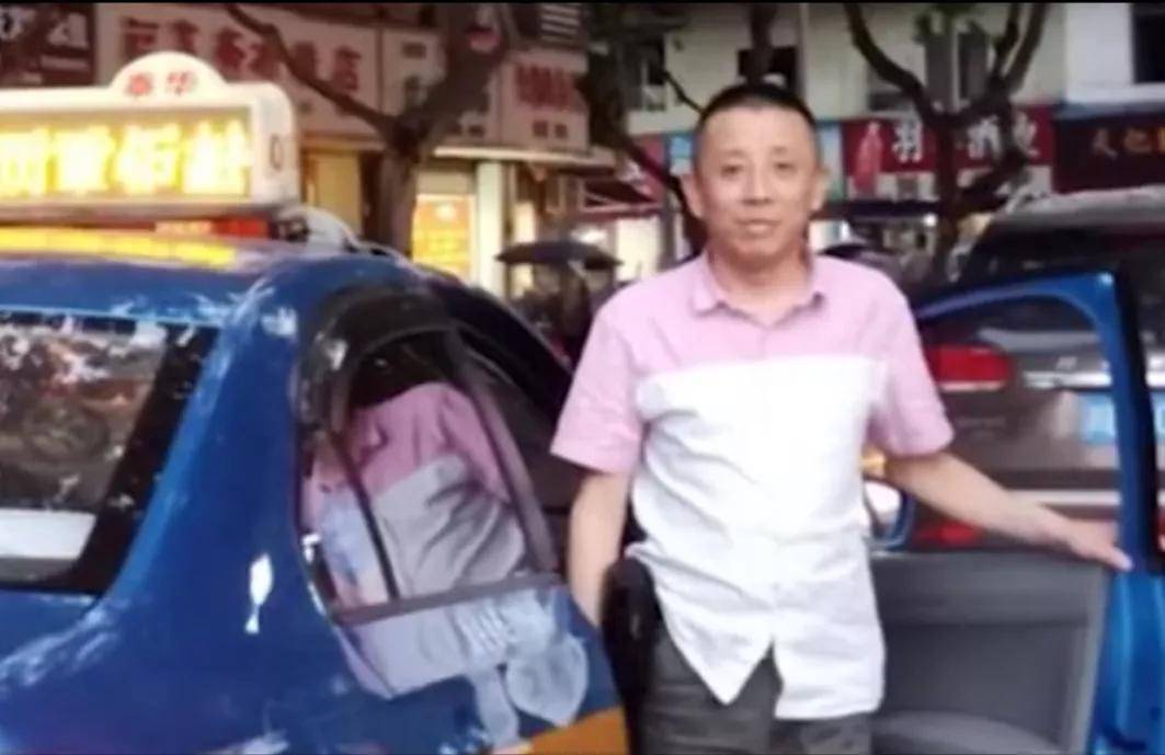 3名兵哥哥打车去抗洪，临下车时司机做了这个动作.