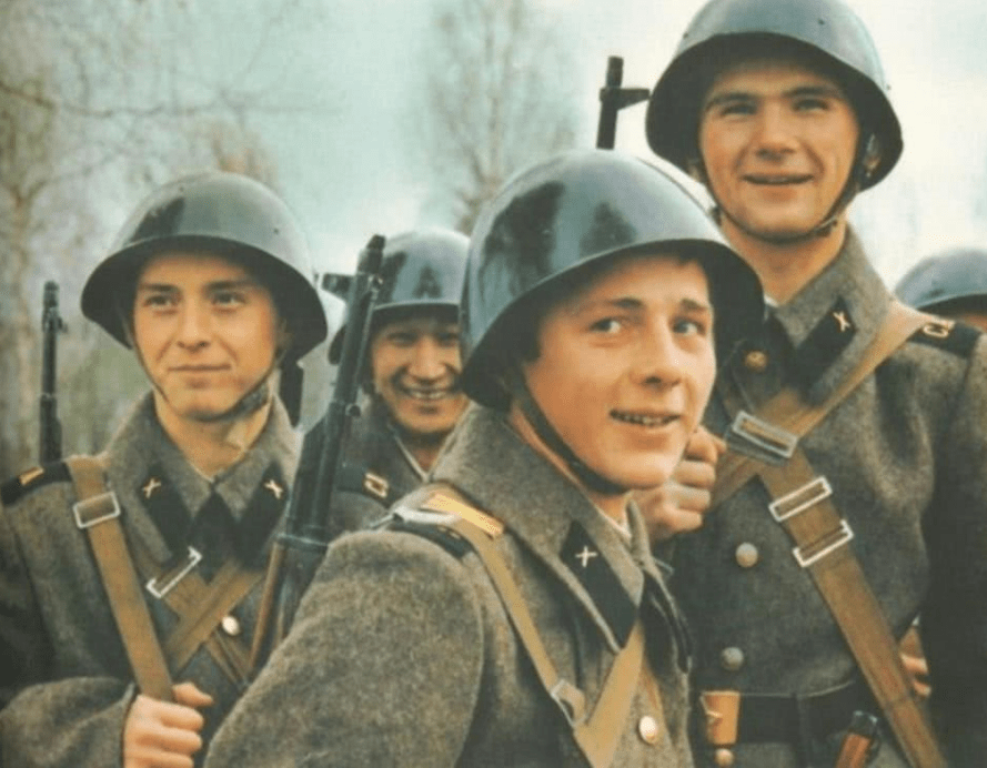 苏联ssh-40头盔在1942年开始得到真正意义上大量普及,基本可以做到