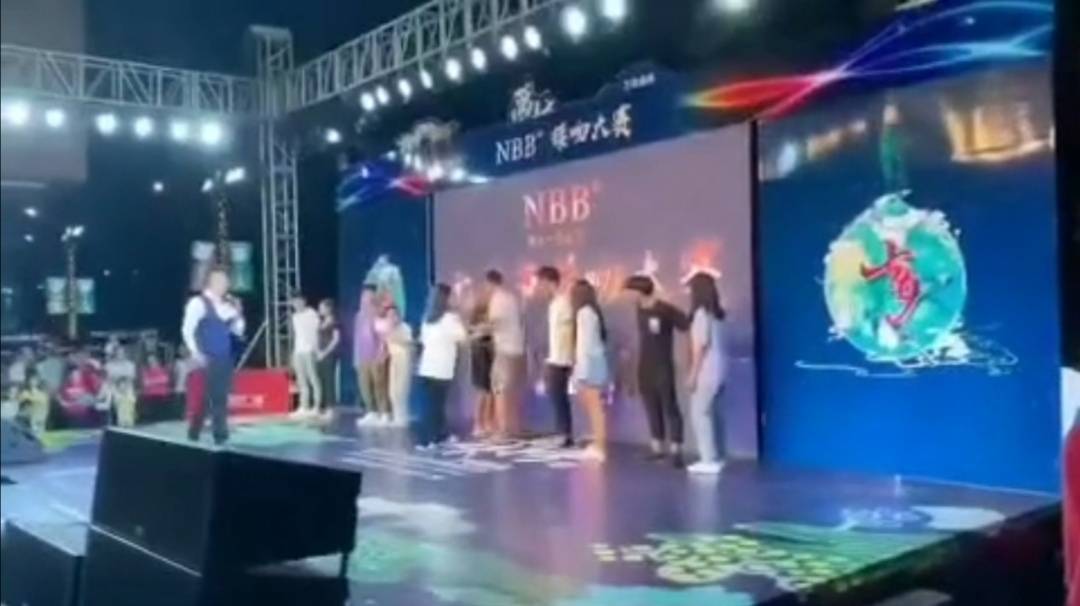 桂林接吻大赛现场，两名女子轮流上台手撕同一