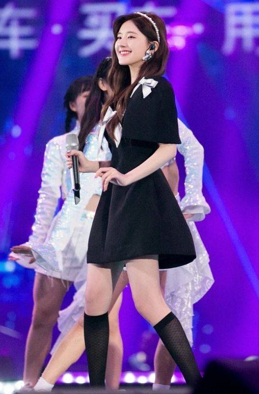 原创赵露思也放飞自我了当她穿上黑色丝袜美得让人睁不开眼