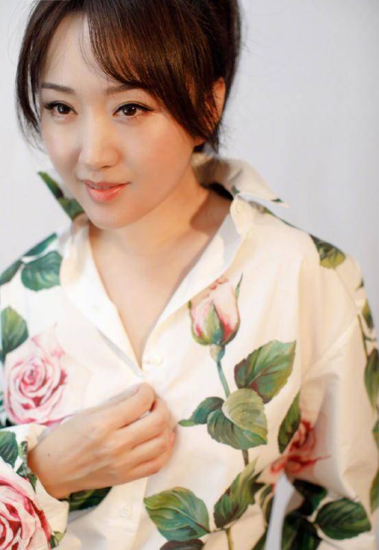 杨钰莹|杨钰莹体态没岁月感,穿紧身连体裤秀窈窕身材,曲线不输小姑娘