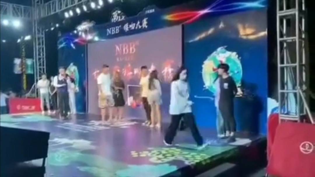 桂林接吻大赛现场，两名女子轮流上台手撕同一