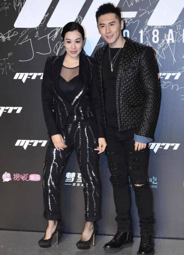钟丽缇|钟丽缇气质好，穿黑色连体裤显霸气，与小12岁老公站一起像同龄