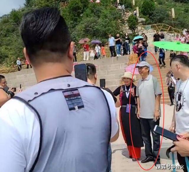 商演|原创冯巩离开春晚下乡捞金，现身商演头发花白显老态，连开三天很勤奋