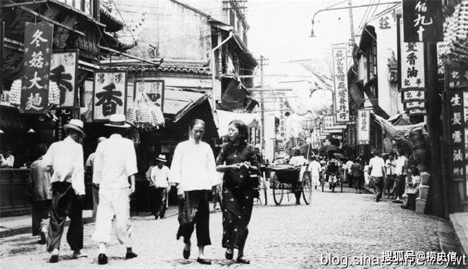 老照片:民国时的上海老城厢,城隍庙地区很热闹