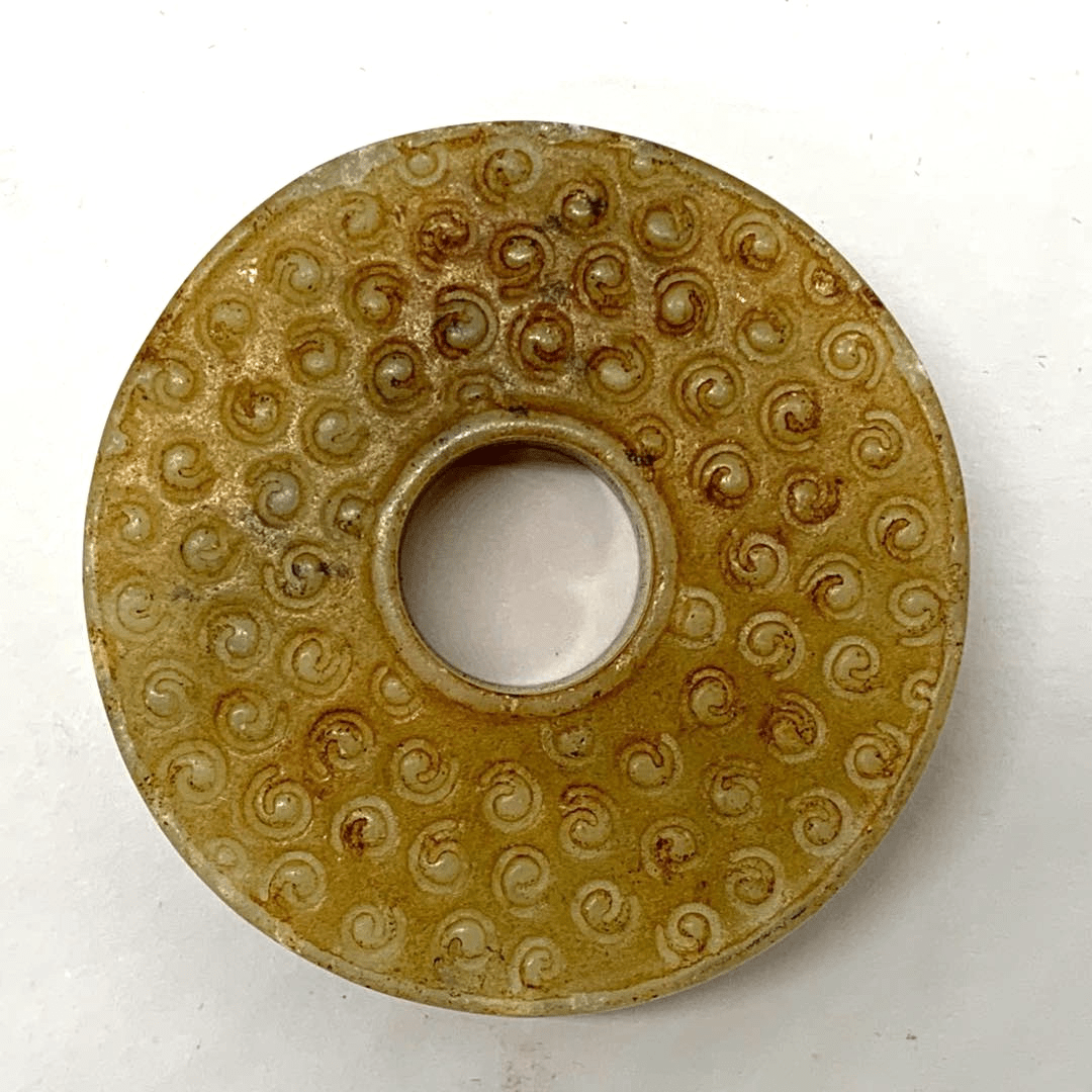 谷粒纹玉璧,是一种中央有穿孔的扁平状圆形玉器,为我国传统的玉礼器之