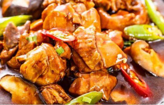 黄焖鸡块4,乘鸡爪冷却的时间,准备好备料.