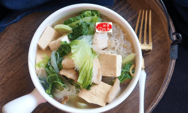 
试试炖菜新做法：只需多这个步骤 豆腐不散 连菜带汤一锅端！“米乐体育app网页登录”(图1)
