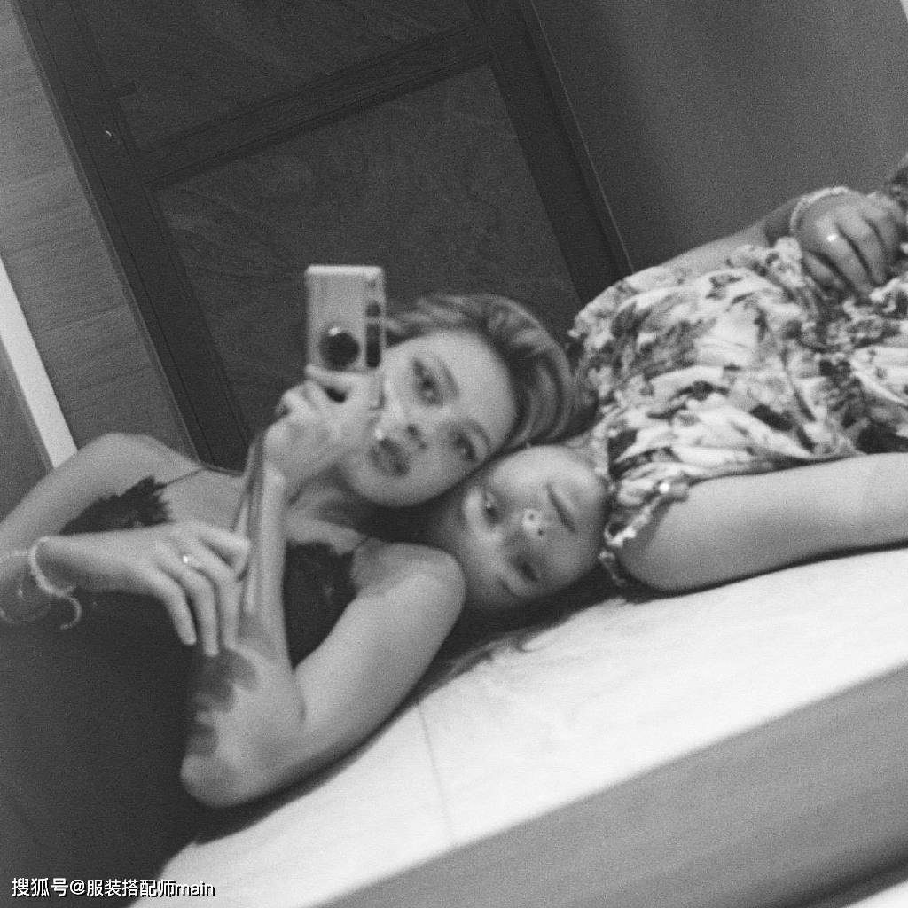 小名|贝嫂母女自拍,46岁贝嫂穿黑吊带保持超模身材,小七白裙像小名媛