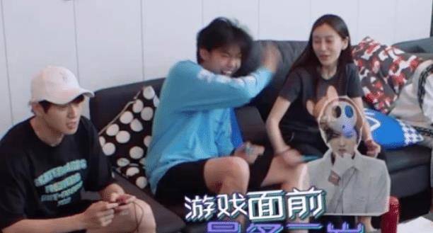 米乐M6 M6米乐Baby挑战开叉裙却忘穿安全裤？当她上楼的那一刻网友疯狂截图！(图7)