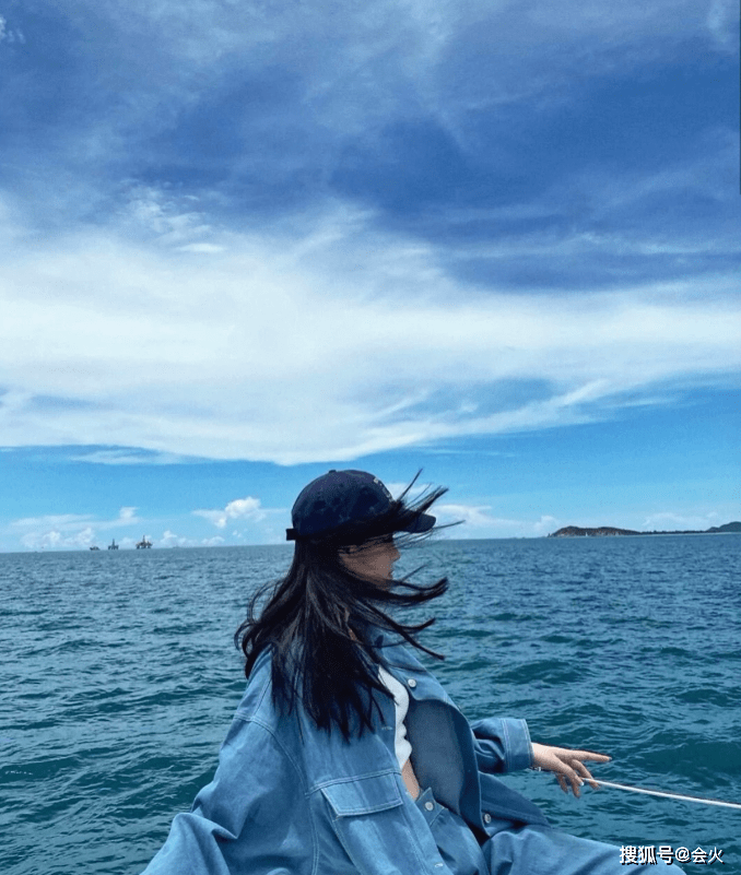 照片的背景是广袤的蓝天大海,与欧阳娜娜的较好容颜相互映衬.