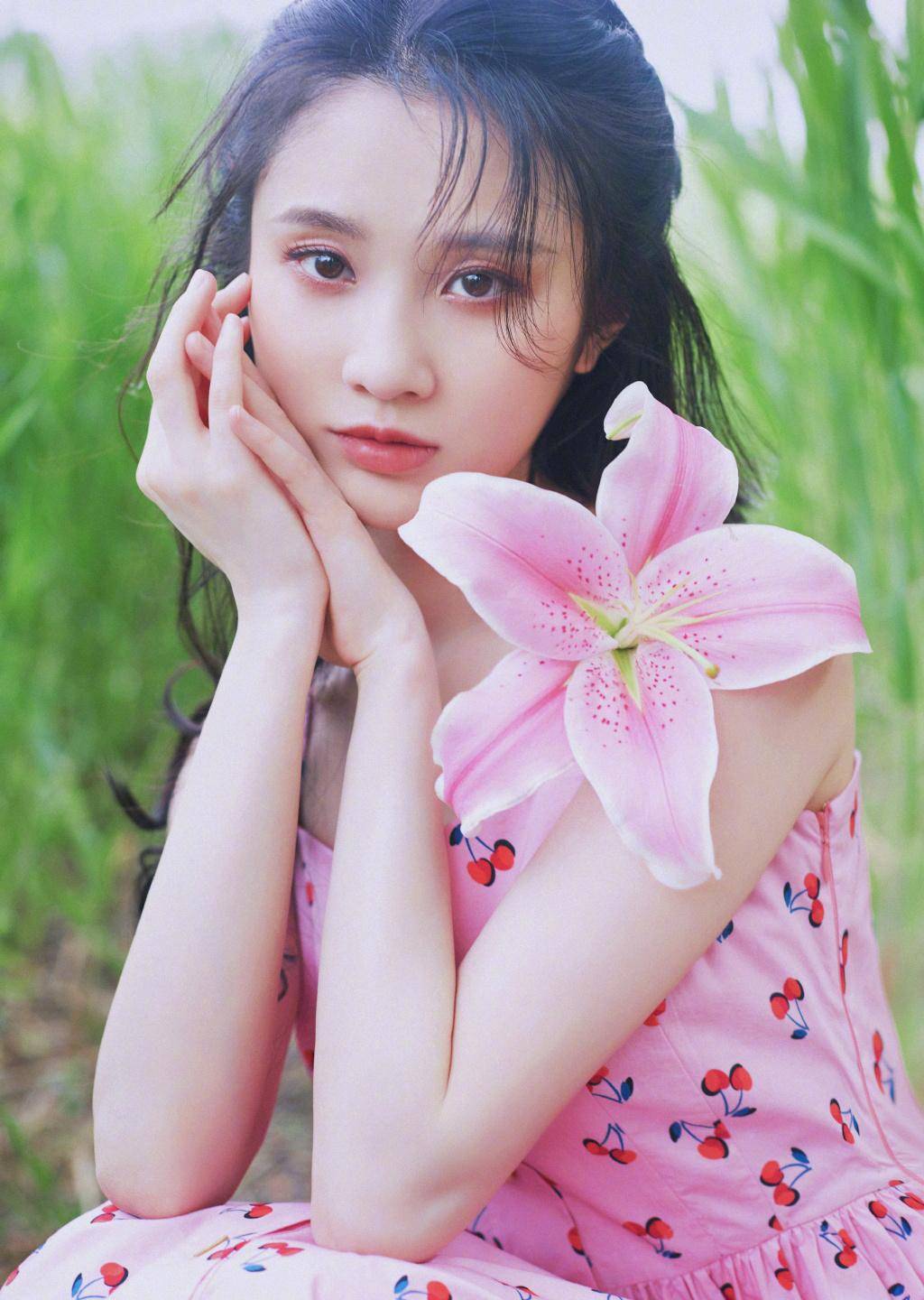 栀子花|《栀子花开》她演女一号，穿白色露肩修身裙，27岁仍甜似初恋