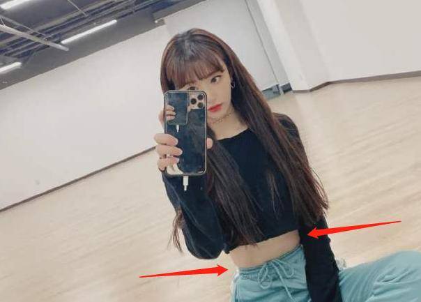 封面|刘雨昕9月杂志封面新鲜出炉，放大图片后的腰，简直细到没朋友