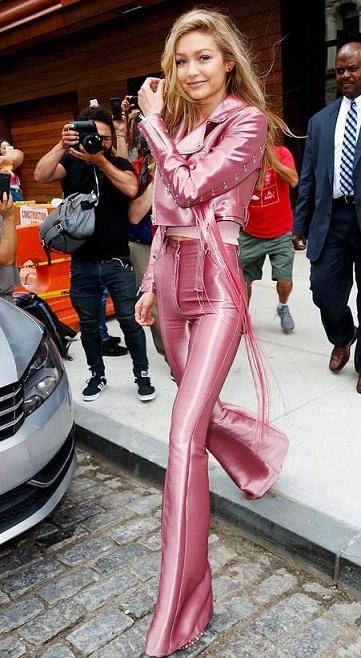 垫肩|超模姐妹垫肩造型齐翻车,拉宽身材还显老,网友:超模审美太难懂