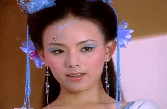 显得|曾胖成男友两倍宽的蒋欣，怎么突然瘦成这样了…