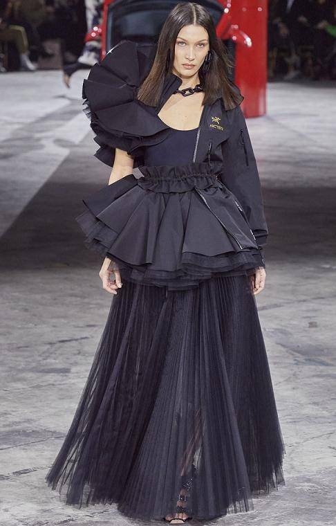 垫肩|超模姐妹垫肩造型齐翻车,拉宽身材还显老,网友:超模审美太难懂