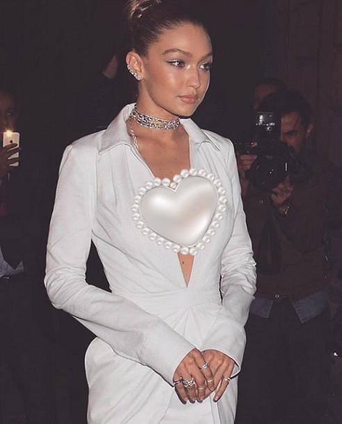 垫肩|超模姐妹垫肩造型齐翻车,拉宽身材还显老,网友:超模审美太难懂