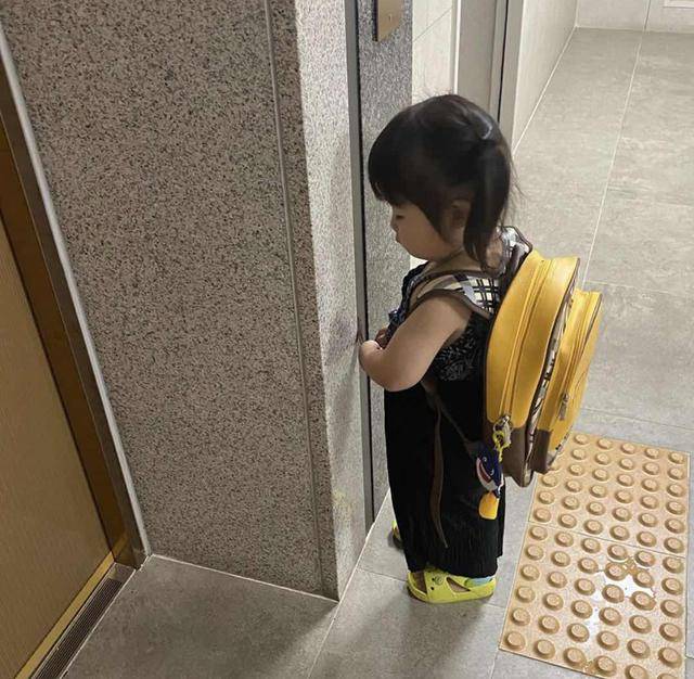 孩子|萝莉身住着大叔魂，还被妈妈穿成紫薯韩国3岁奶娃靠小肚子走红