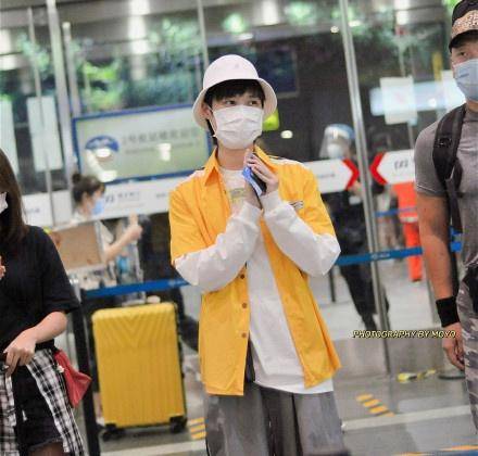 齐发文|原创第二届超女出道十五周年，李宇春穿比赛衣服现身，与张靓颖齐发文