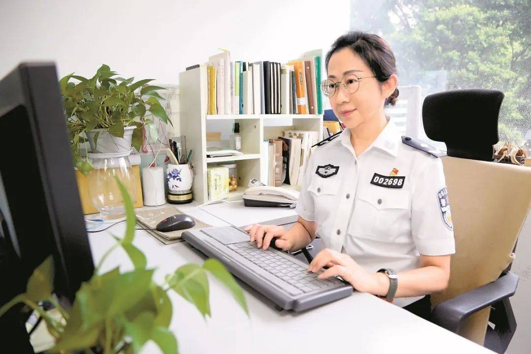 夏晓露进行创作.本报记者 庞舒尹 摄