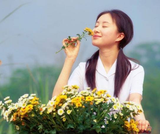5岁出道,和刘亦菲情同姐妹,为何如今只能给当红小花做配?