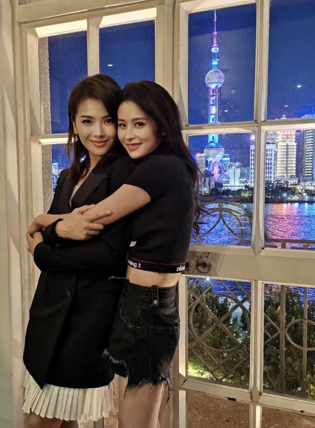 刘涛颖儿胡可合体,私下美女聚会太养眼,刘涛穿西装配连衣裙减龄