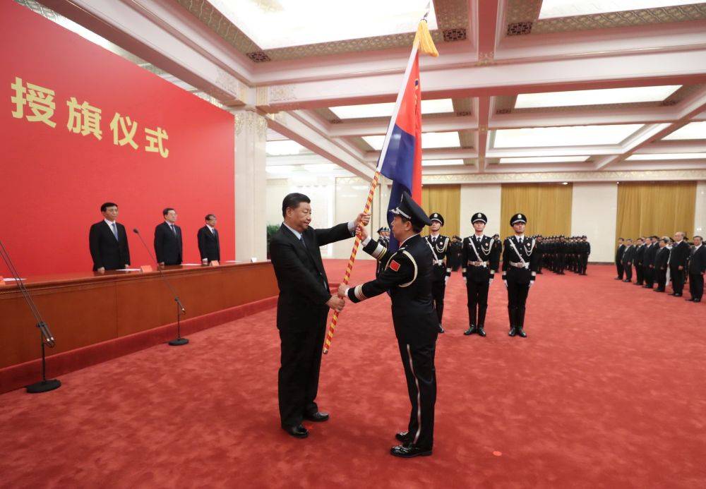 习近平向中国人民警察队伍授旗并致训词_授旗仪式