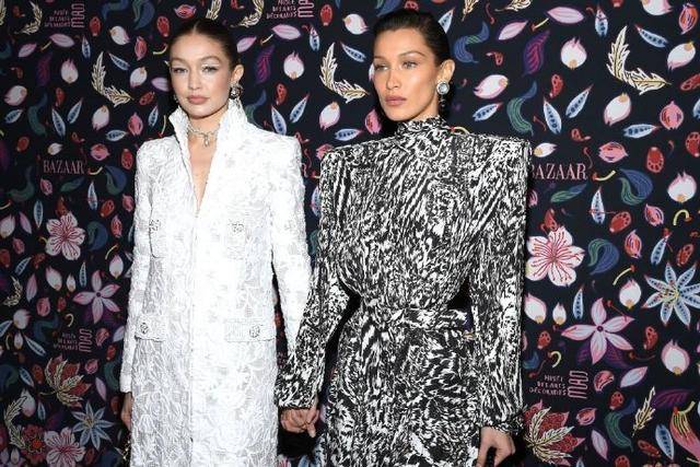 垫肩|超模姐妹垫肩造型齐翻车,拉宽身材还显老,网友:超模审美太难懂