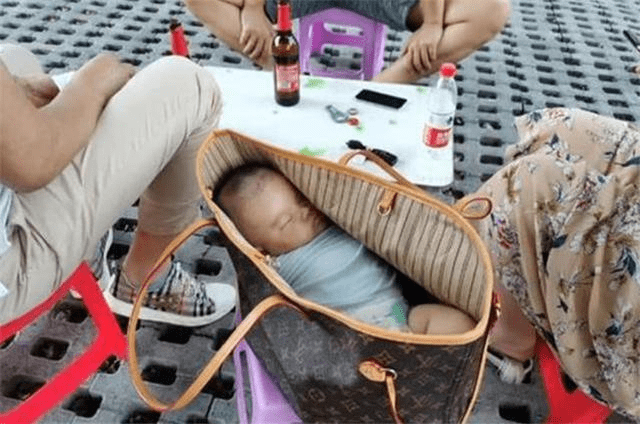 烧烤|把娃装包里，宝宝：说我不是赠品你信么？父母吃烧烤嫌孩子碍事
