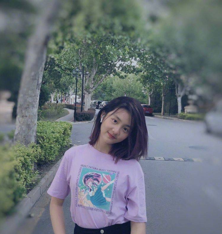 活动|李亚鹏携女儿参加活动，李嫣气场赶超一线女星，时尚感远超同龄人