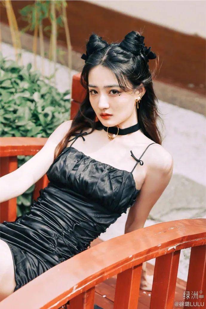 美女徐璐紧身皮衣变暗黑萝莉!大秀娇嫩长腿火辣魔鬼身材