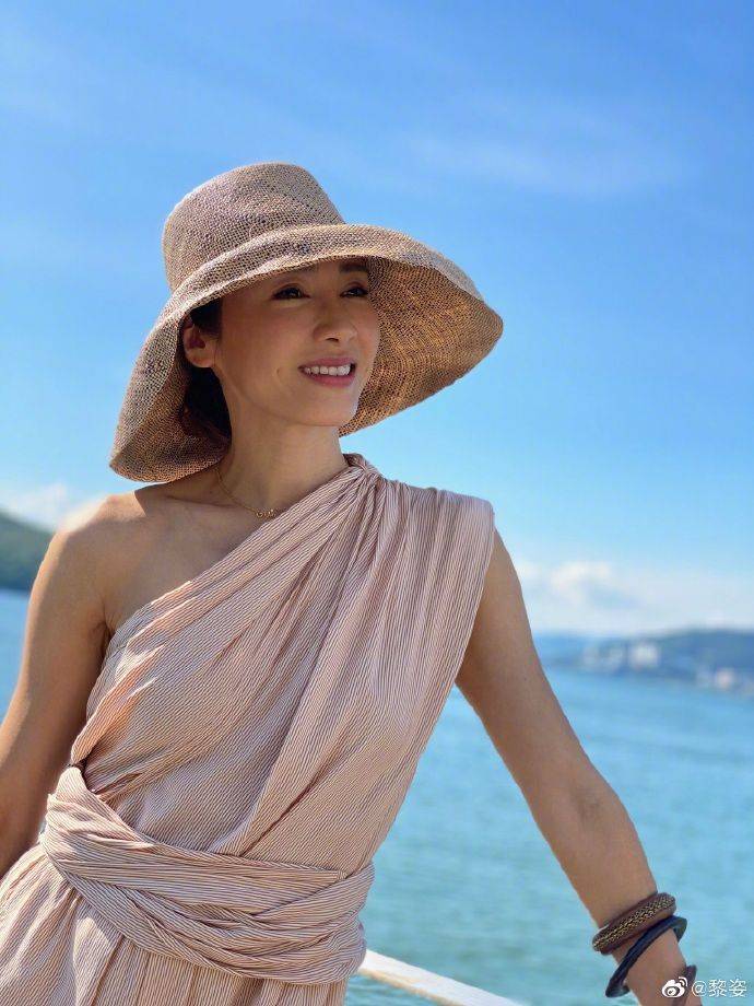 女神|黎姿是女神，但也不是永远年轻，到了一定年纪也会有皱纹要衰老！