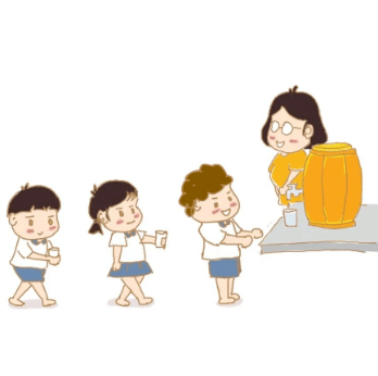 在喝水方式上,建议孩子在家和在幼儿园保持一致,尽量用水杯喝水,因为