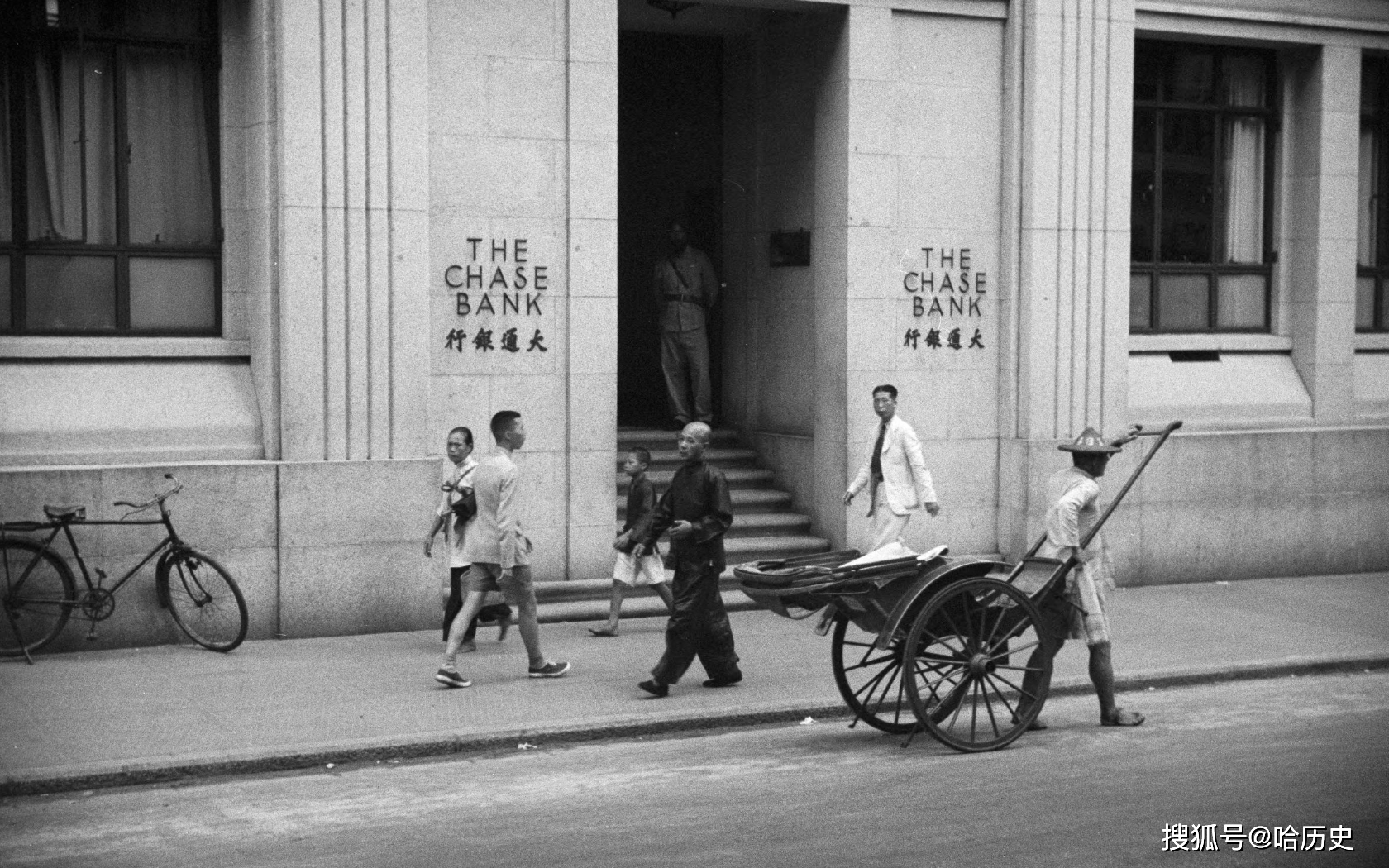 老照片:40-50年代香港,欧式建筑和传统服饰相融