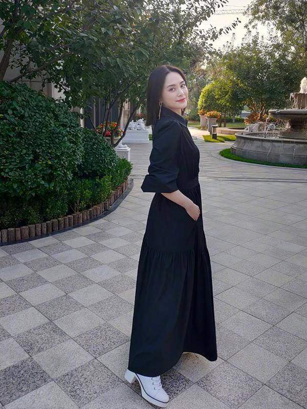 阿娇|钟欣潼终于好好穿衣服了，旁边的周扬青才惊艳！没想到这俩是闺蜜