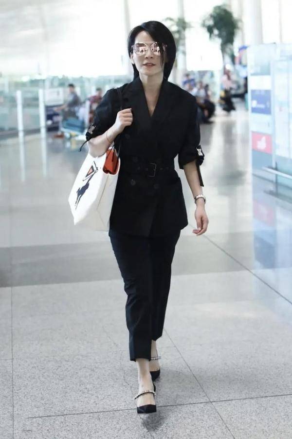 美人|俞飞鸿不愧是“冻龄美人”,穿黑色西装配黑裙,尽显优雅高贵
