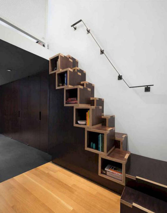 就是在楼梯的转角处设计一个小型衣帽间,墙上安装挂衣架,楼梯可以