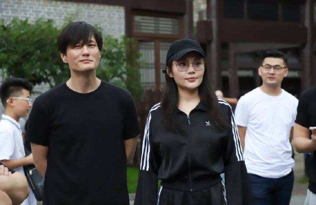 原创徐冬冬深夜发文否认与尹子维复合没有复合只是飞机偶遇
