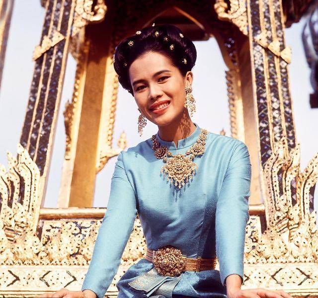 普密蓬·阿杜德|泰国诗丽吉王太后真的美吗？看了照片后感叹她简直惊艳了时光