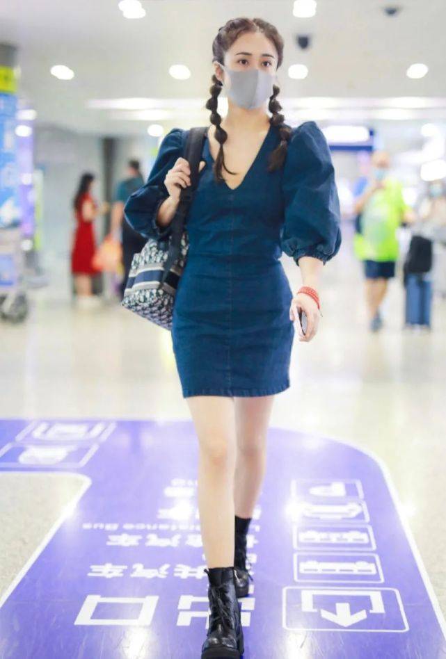 机场|小娇妻刘芸现身机场,穿复古深V牛仔裙配“糖葫芦辫”,娇俏迷人