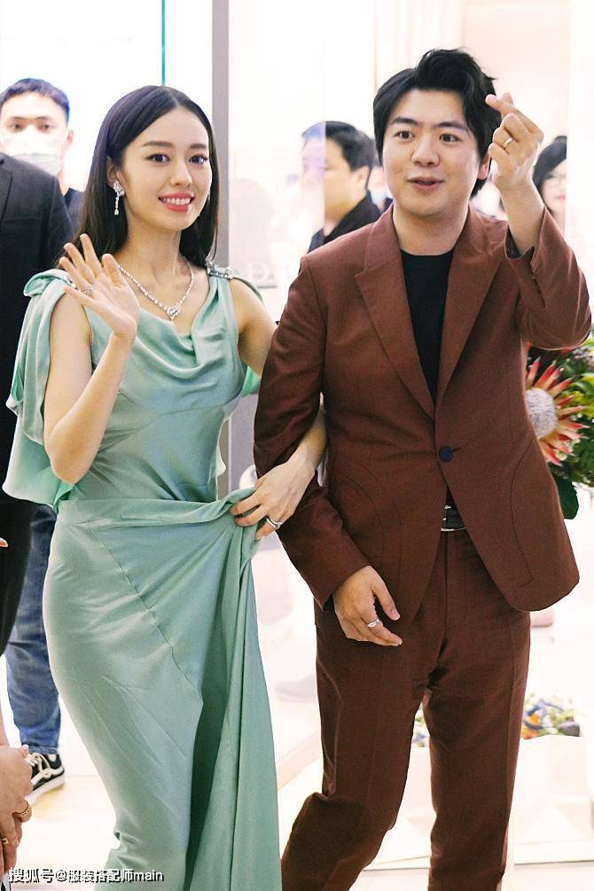 吉娜|40岁宋佳身材太好,穿曳地长裙比例惊艳,吉娜虽美却不及她有韵味