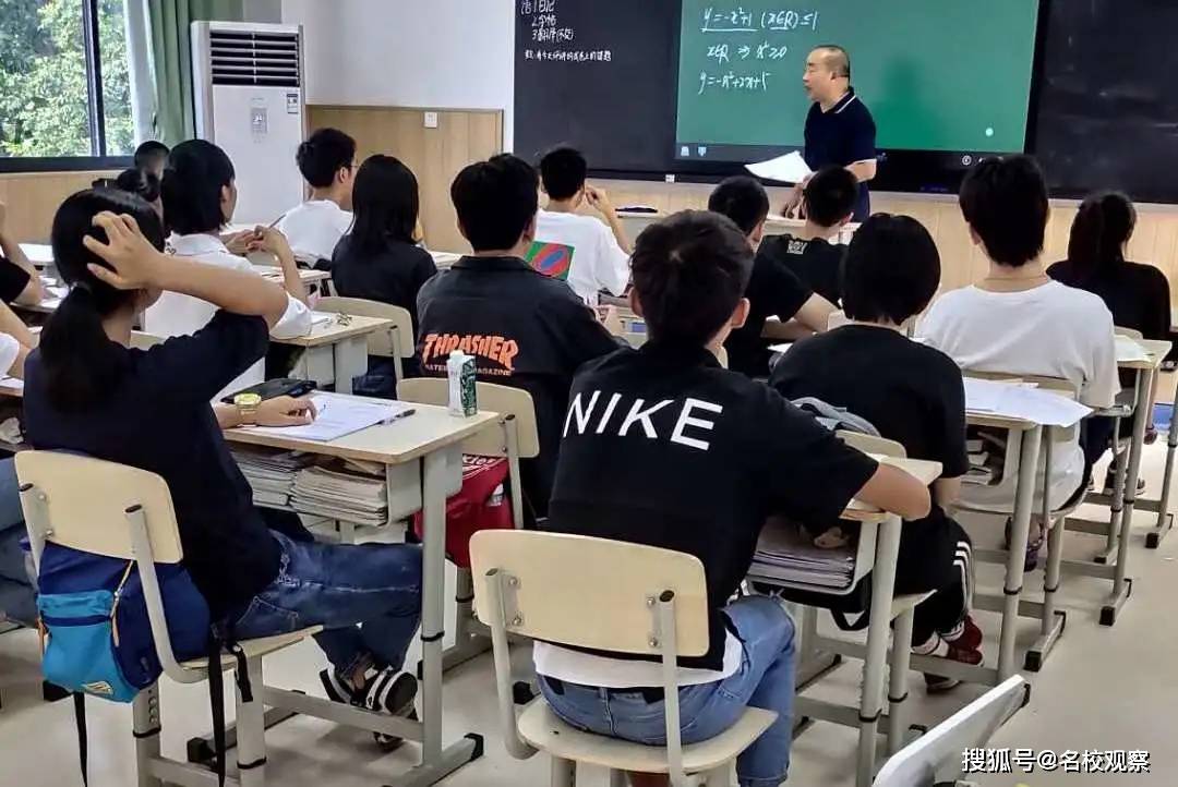 【学生课前唱歌时间】 精彩的课堂和安静的自习 严肃,亲切,温和.