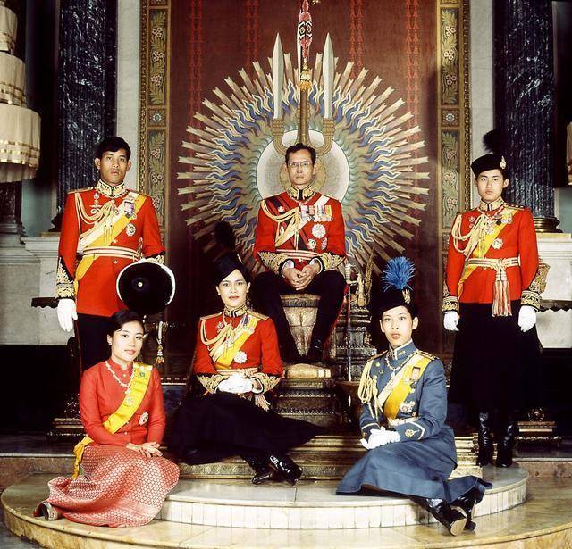 普密蓬·阿杜德|泰国诗丽吉王太后真的美吗？看了照片后感叹她简直惊艳了时光