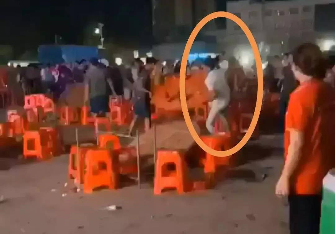 近日晚,广西某啤酒公司到玉林博白龙潭镇产业园广场搞啤酒促销活动,在