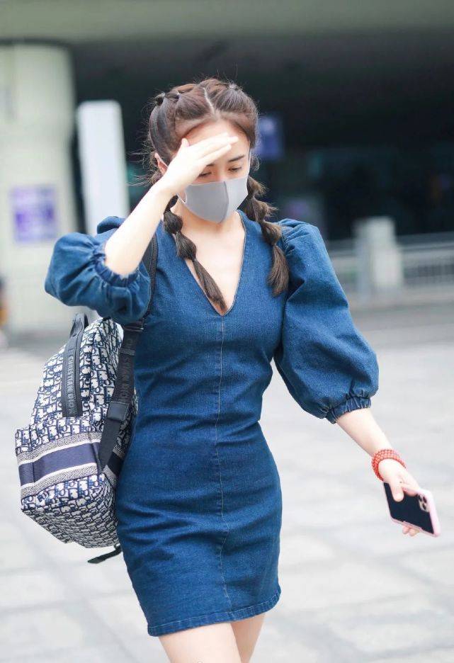 机场|小娇妻刘芸现身机场,穿复古深V牛仔裙配“糖葫芦辫”,娇俏迷人