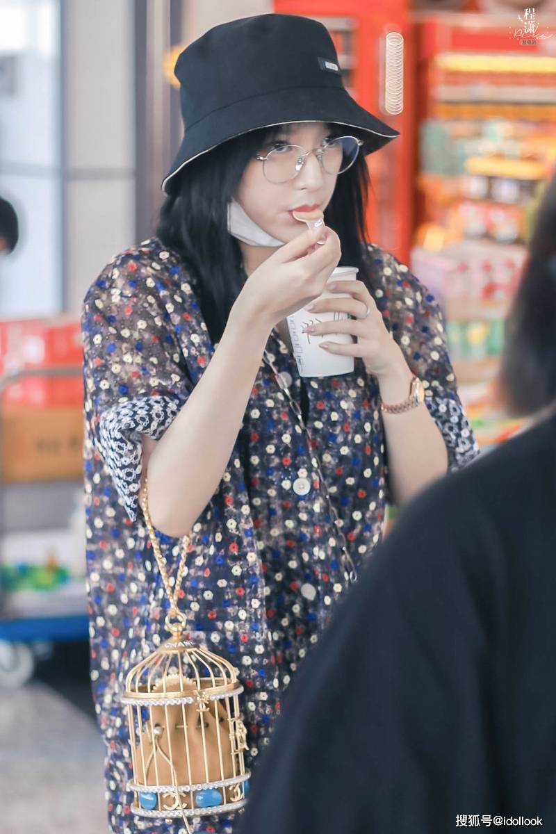 程潇|程潇走机场拎着15万的小鸟笼，这也太可爱了吧