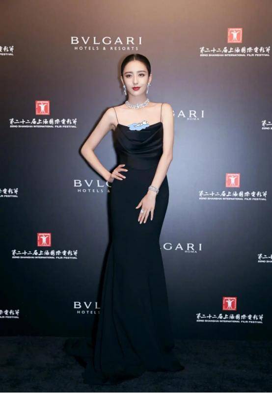 短裙|佟丽娅好有女人味，一袭黑色小短裙秀身材，“豆腐腿”好抢眼